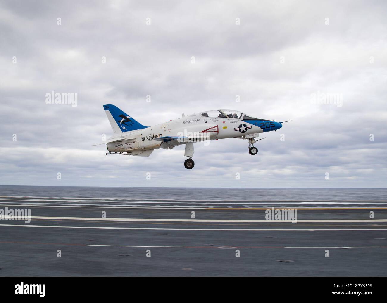 Oceano atlantico (GEN. 18, 2020) un T-45 astore, assegnato alla prova in aria e valutazione Squadron (Vx) 23, decolla da USS Gerald Ford (CVN 78) ponte di volo. Ford sta attualmente conducendo aeromobile test di compatibilità per testare ulteriormente il suo velivolo elettromagnetico sistemi di lancio (EMALS) e Advanced marcia arresto (AAG). (U.S. Foto di Marina di Massa lo specialista di comunicazione di terza classe Zachary Melvin) Foto Stock