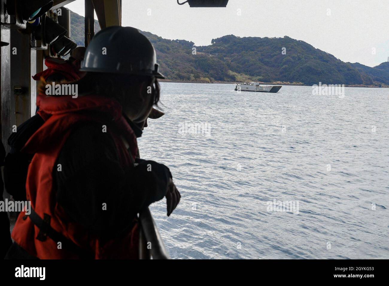 SESABO BAY (Gen. 18, 2020) Un'utility di imbarcazioni da sbarco assegnata alla Naval Beach Unit (NBU) 7, transita verso la nave di sbarco di classe Whidbey Island USS Germantown (LSD 42). Germantown, parte del Comandante, Amphibious Squadron 11, viene distribuito nella regione Indo-Pacific per migliorare l'interoperabilità con i partner e fungere da forza di risposta pronta per qualsiasi tipo di emergenza. (STATI UNITI Foto Navy di Mass Communication Specialist 1a classe toni Burton) Foto Stock