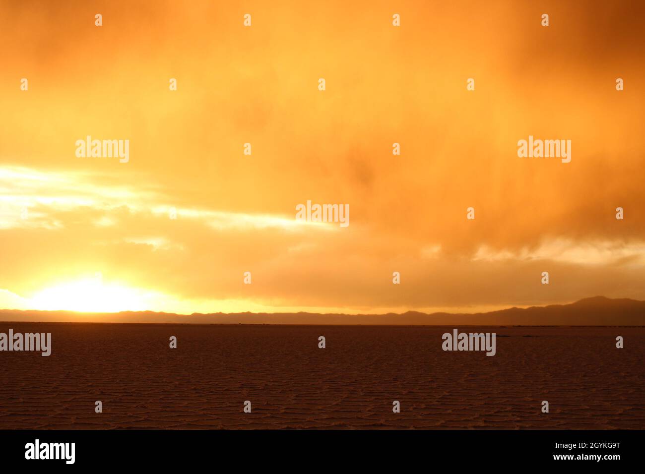 Tempesta nel deserto piatto di sale al tramonto Foto Stock