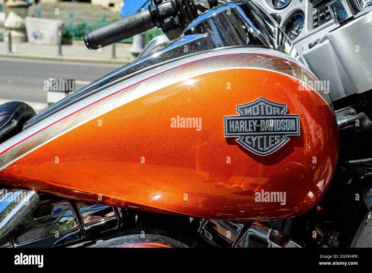 Bucarest, Romania - 6 maggio 2021: Logo su una moto Harley Davidson classica parcheggiata su una strada in una giornata di primavera soleggiata Foto Stock