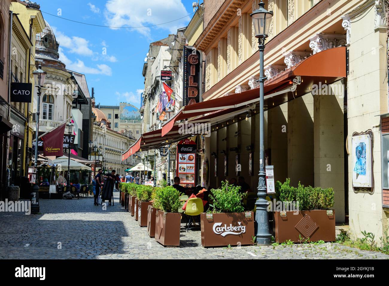 Bucarest, Romania - 6 maggio 2021: Vecchi edifici con bar e ristoranti in via Lipscani (strada Lipscani) nel centro storico (Centrul Vechi) Foto Stock