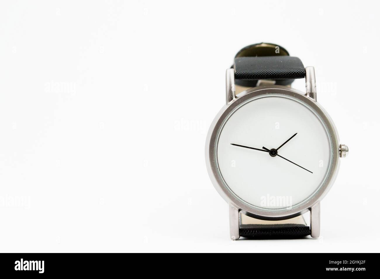 orologio da uomo con quadrante bianco. senza numeri. sfondo scuro Foto  stock - Alamy