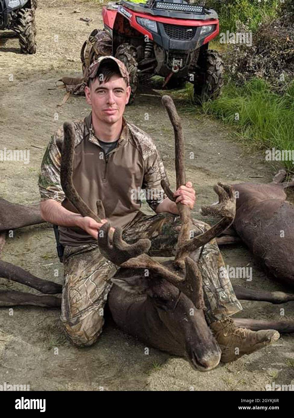 Esercito degli Stati Uniti Sgt. Christopher Cook, l'ufficiale non commissionato responsabile della cella di dispiegamento, cella di reintegrazione di dispiegamento, 1st Stryker Brigade Combat Team, 25th Infantry Division, si pone con un caribù cacciato. Essere dislocato in Alaska è stato un obiettivo di Cook, egli ritiene che sia il luogo migliore per la caccia e la pesca negli Stati Uniti. (Foto in dotazione BYU.S. Esercito Sgt. Christopher Cook.) Foto Stock