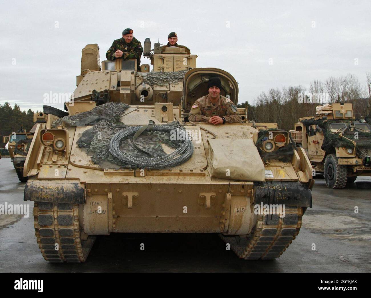 4° Squadrone, 9° Reggimento Cavalleria, 2° Armored Brigade Combat Team, 1° Soldato della Divisione Cavalleria, SPC. Grigor Tashchyan lascia che i soldati olandesi si siedano nella botola dei cannoni e vedano le abilità dei veicoli nel veicolo Bradley combattente degli Stati Uniti presso il loro motoscafo nella Hohenfels Training Area durante Combined Resolve XIII, 20 gennaio 2020. Combined Resolve XIII è un esercizio biennale condotto da US Army Europe e 7th Army Training Command destinato a valutare e certificare la disponibilità e l'interoperabilità delle forze statunitensi mobilitate in Europa a sostegno della risoluzione atlantica. (STATI UNITI Guardia Nazionale dell'esercito foto di Sgt Foto Stock