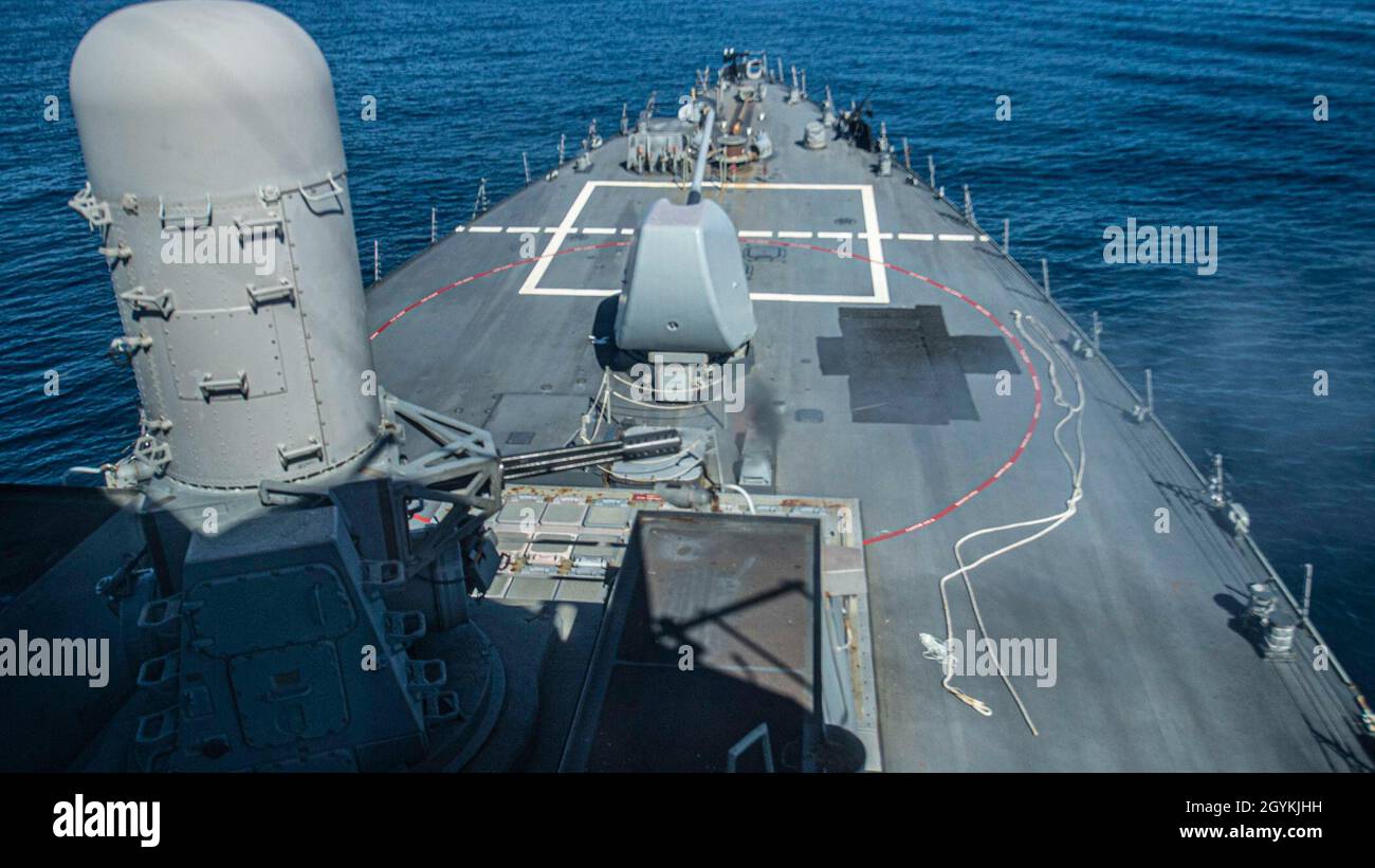 200120-N-TI693-1190 GOLFO DI ADEN (GEN. 20, 2020) - il cacciatorpediniere missilistico guidato USS Carney (DDG 64) spara un sistema di armi vicino Phalanx mentre conduce un'esercitazione di sparatoria dal vivo, il 20 gennaio 2020. Carney è schierata nella 5th Fleet area degli Stati Uniti di operazioni a sostegno delle operazioni navali per garantire la stabilità e la sicurezza marittima nella regione centrale, collegando il Mediterraneo e Pacifico attraverso l'Oceano Indiano occidentale e tre punti di arresto strategici. (STATI UNITI Foto Navy di Mass Communication Specialist 1a classe Fred Grey IV) Foto Stock