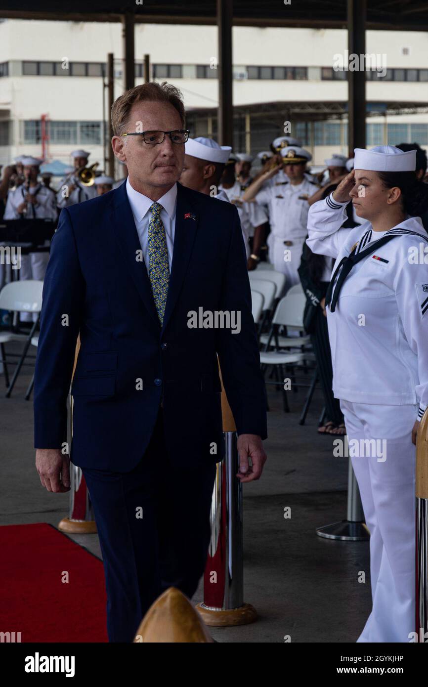 Modly, segretario della Marina Thomas B., cammina sul palco durante la presentazione del nuovo vettore aereo di classe Ford USS Doris Miller ad una cerimonia del Dr. Martin Luther King Jr. Day, Joint base Pearl Harbor-Hickam, gennaio 20. 2019. Marines a bordo della base del corpo Marino Hawaii ha partecipato insieme a marinai di varie unità nella cerimonia. Questa è la seconda nave che prende il nome da Miller, e la prima portaerei che prende il nome da un afro-americano, arruolato Sailor. (STATI UNITI Foto del corpo marino di Lance CPL. Samantha Sanchez) Foto Stock