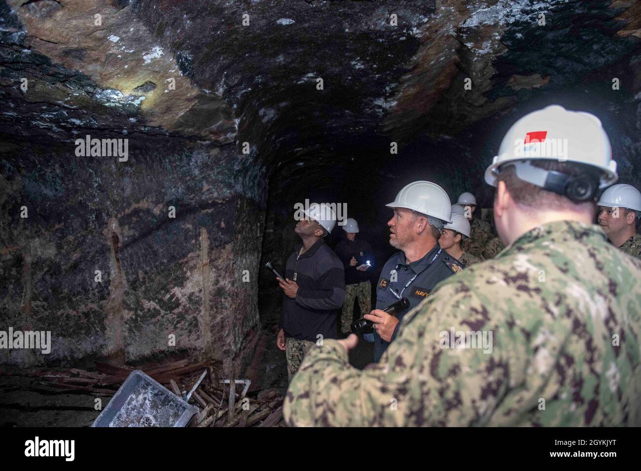 200121-N-JL568-1308 YOKOSUKA, Giappone (21 gennaio 2020) il Chief Petty Officer Jonathan Barton, da Bowie, Maryland, dà il Destinroyer Squadron 15 Cave Tour ai marinai dagli Stati Uniti e dalla Royal New Zealand Naves durante il 2020 7th Fleet Sailor della settimana dell'anno. La settima Fleet Sailor of the Year Week è stata progettata per condividere con questi marinai eccezionali l'ambiente operativo unico della settima flotta, nonché per migliorare le partnership regionali con forze simili. (STATI UNITI Foto Navy di Mass Communication Specialist terza classe Isaac Maxwell) Foto Stock