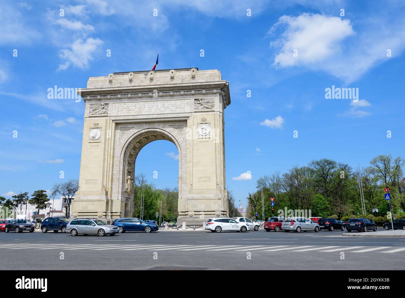 Bucarest, 24 aprile 2021: Arcul de Triumf (Arco di Trionfo) è un arco trionfale e punto di riferimento, situato nella parte settentrionale della città Foto Stock