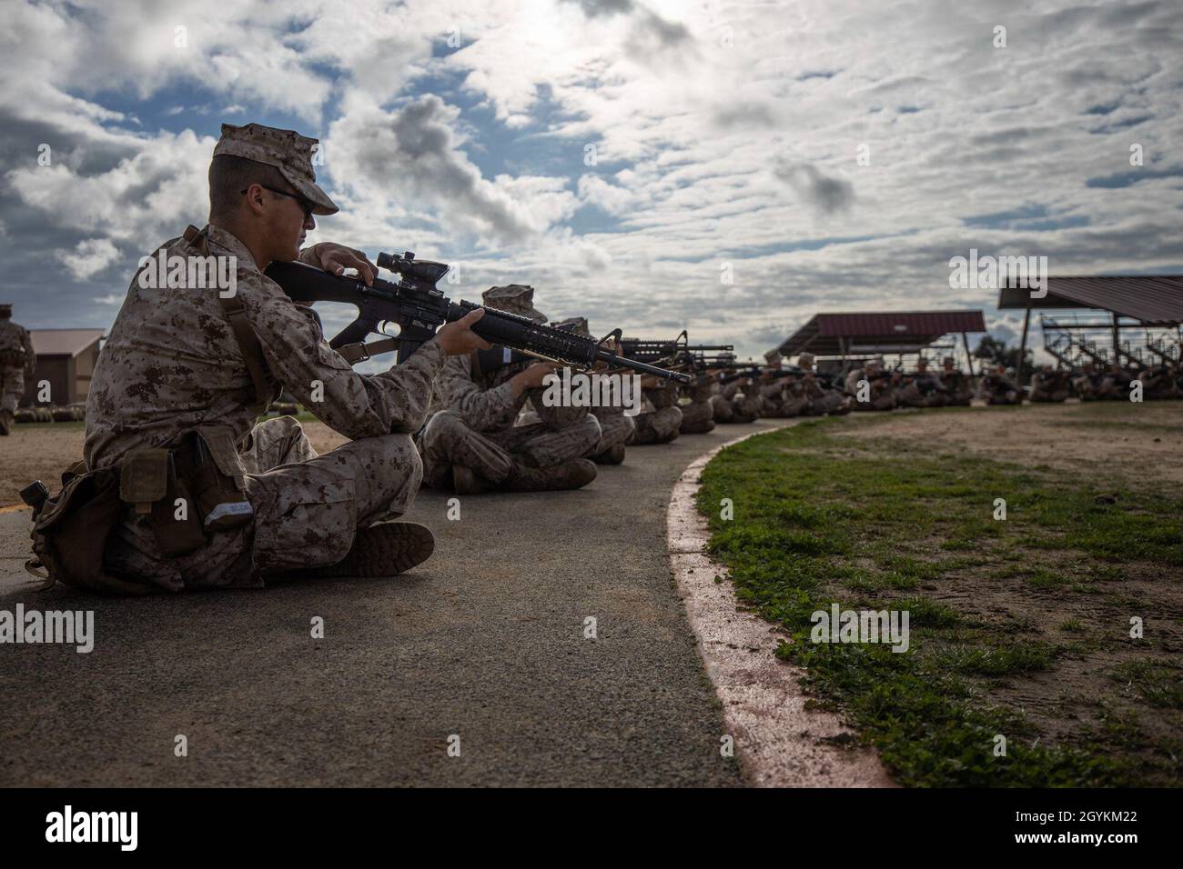 Reclute con Bravo Company, 1° reclutamento Battaglione di formazione, vista sul loro obiettivo durante la settimana di erba al Marine Corps base Camp Pendleton, California, 21 gennaio 2020. Reclute esercitate tenendo ogni posizione di sparo per ore ogni giorno che conduce alla settimana di gamma per assicurare il loro successo. (STATI UNITI Foto del corpo marino di Lance CPL. Zack T. Beatty) Foto Stock