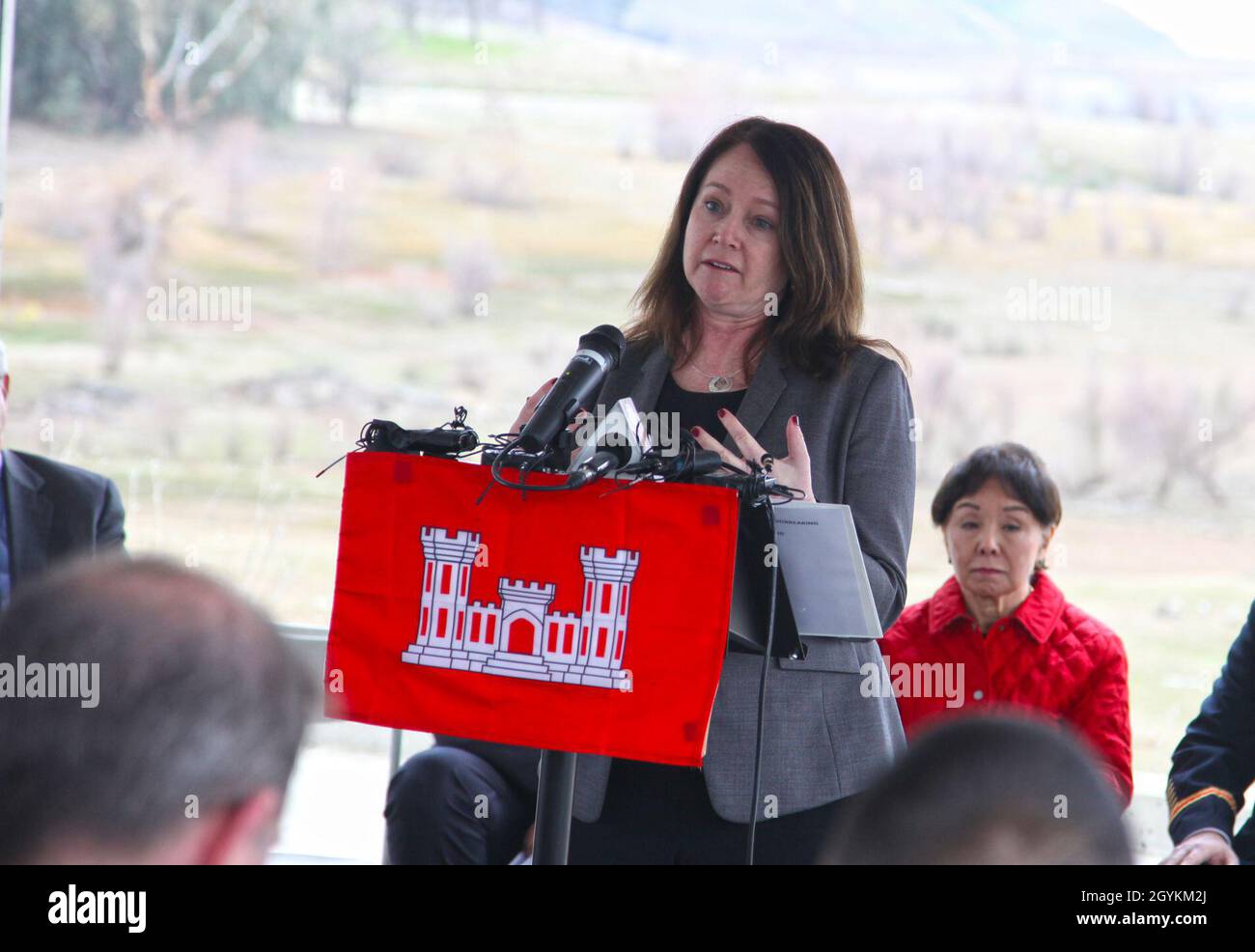 L'onorevole Brenda Burman con il Bureau of Reclamation, parla alla cerimonia di rottura per Folsom Dam Raise Project a Folsom Lake, California, 21 gennaio 2020. Il progetto contribuirà a ridurre ulteriormente il rischio di alluvione nella regione di Sacramento. Foto Stock