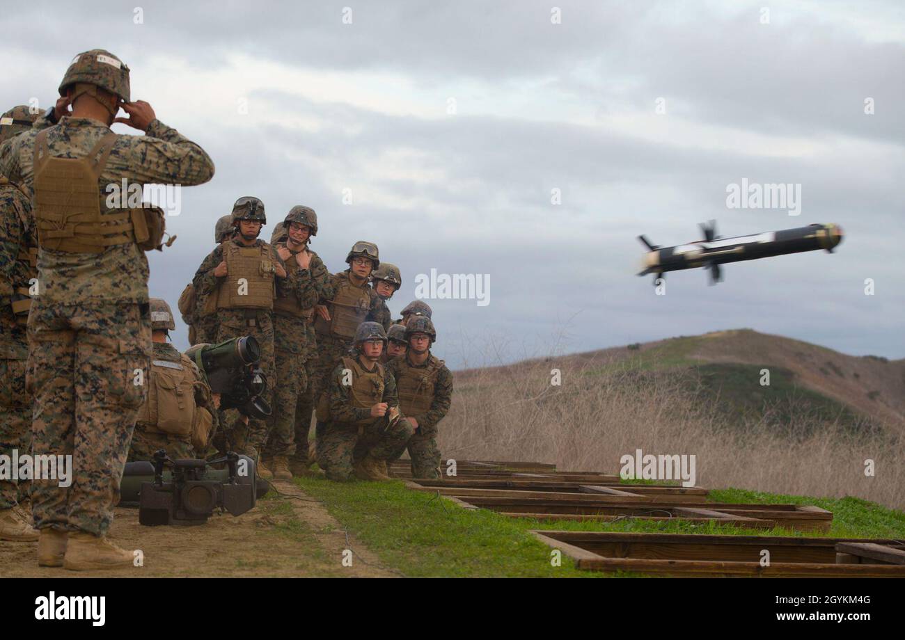 I Marines degli Stati Uniti con Charlie Company, Battaglione di addestramento di fanteria, scuola di fanteria - ovest, sparano un sistema missilistico guidato M98A2 Javelin durante una dimostrazione di campo-fuoco come parte del corso di missileman di Anti-Tank alla gamma 204B sul campo di base di corpo Marino Pendleton, California, 22 gennaio 2020. L'ITB forma, sviluppa e certifica i Marines come fucemen, così come la loro specialità di lavoro militare primaria all'interno del campo di fanteria, prima di inviarli a far parte della forza marina della flotta. (STATI UNITI Foto del corpo marino di Lance CPL. Melissa I. Ugalde) Foto Stock