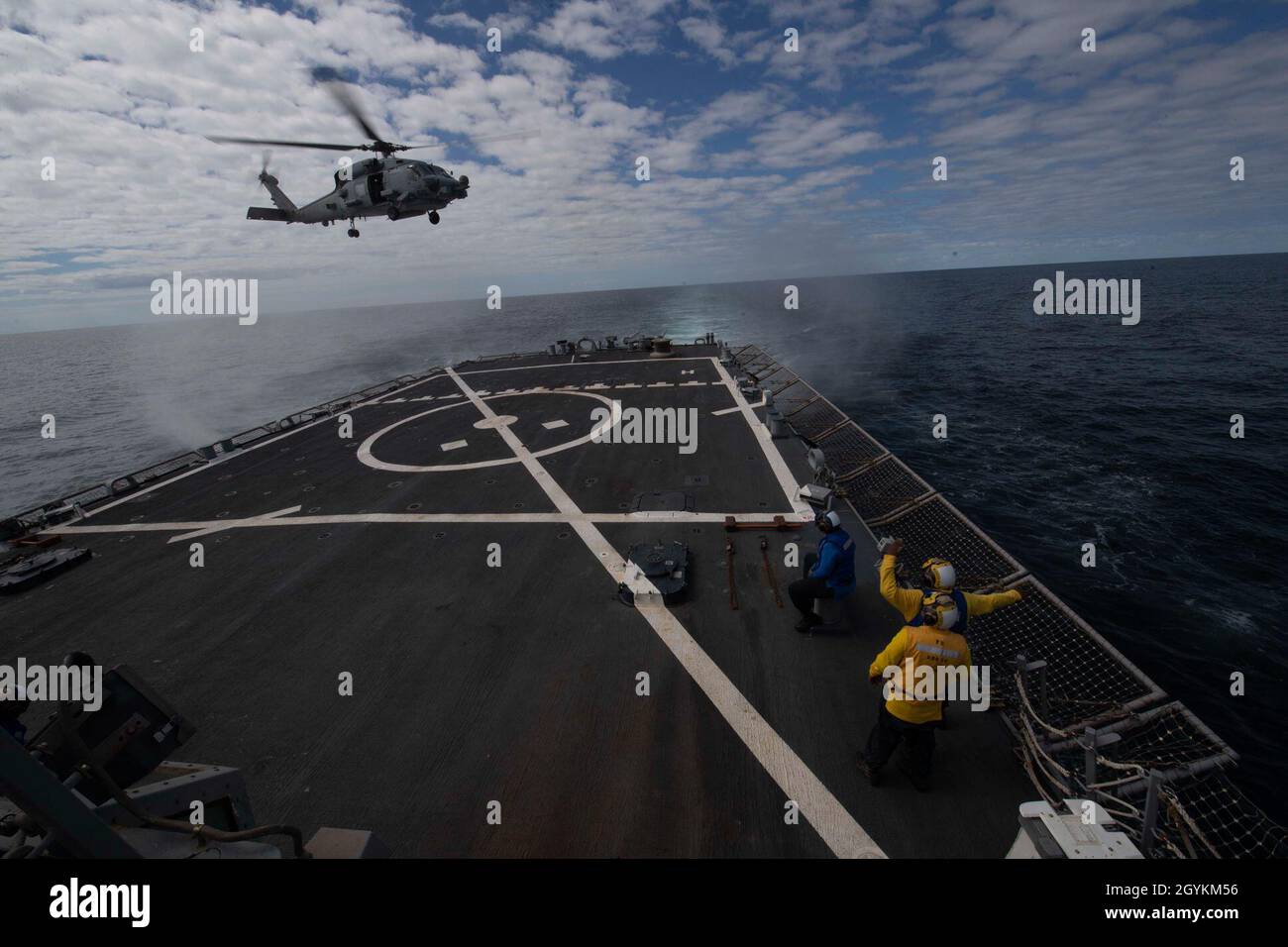 200121-N-TI693-1169 GOLFO DI ADEN (GEN. 21, 2020) - i marinai assegnati al cacciatorpediniere missilistico guidato USS Carney (DDG 64) conducono le operazioni di ponte di volo con un elicottero MH-60 Sea Hawk, 21 gennaio 2020. Carney è schierata nella 5th Fleet area degli Stati Uniti di operazioni a sostegno delle operazioni navali per garantire la stabilità e la sicurezza marittima nella regione centrale, collegando il Mediterraneo e Pacifico attraverso l'Oceano Indiano occidentale e tre punti di arresto strategici. (STATI UNITI Foto Navy di Mass Communication Specialist 1a classe Fred Grey IV) Foto Stock