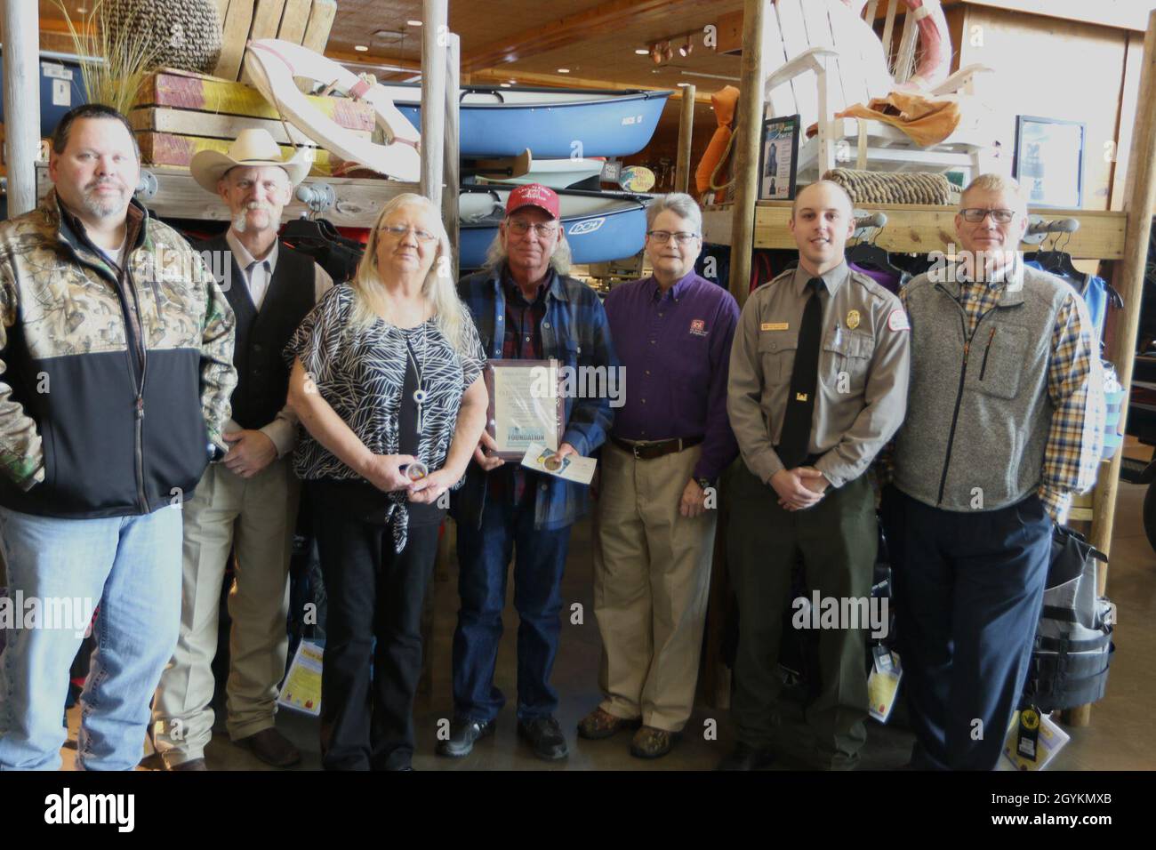 DA SINISTRA: Texoma Operations Project Manager, Louis Holstead, Texoma Lake Manager e Vice Operations Manager, Joe Custer, Bobbie Wehrmann, Glenn Wehrmann, Segretario e Tesoriere della Fondazione del corpo, Marilyn Jones e Capo della filiale risorse naturali e ricreative, USACE-Tulsa District, Jeff Knack, Posa per una foto di gruppo a seguito di una cerimonia di premiazione che riconosce Glenn e Bobbie Wehrmann per il loro eccezionale lavoro volontario a sostegno del corpo dell'esercito degli Stati Uniti dell'ufficio di progetto del lago di Texoma. Foto Stock