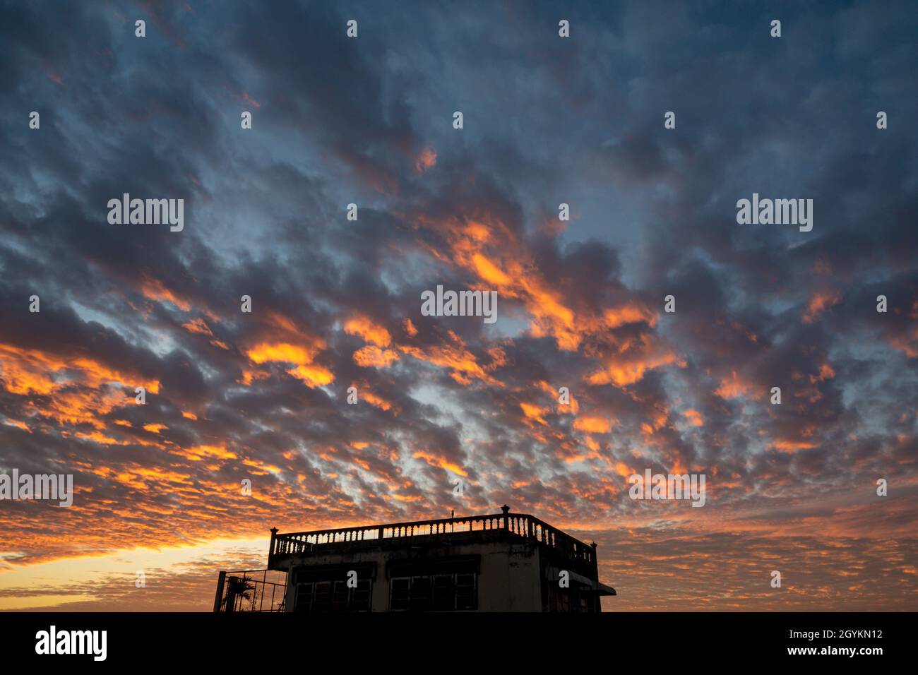 Cielo rosso al mattino, durante l'alba, i marinai prendono l'allarme Foto Stock