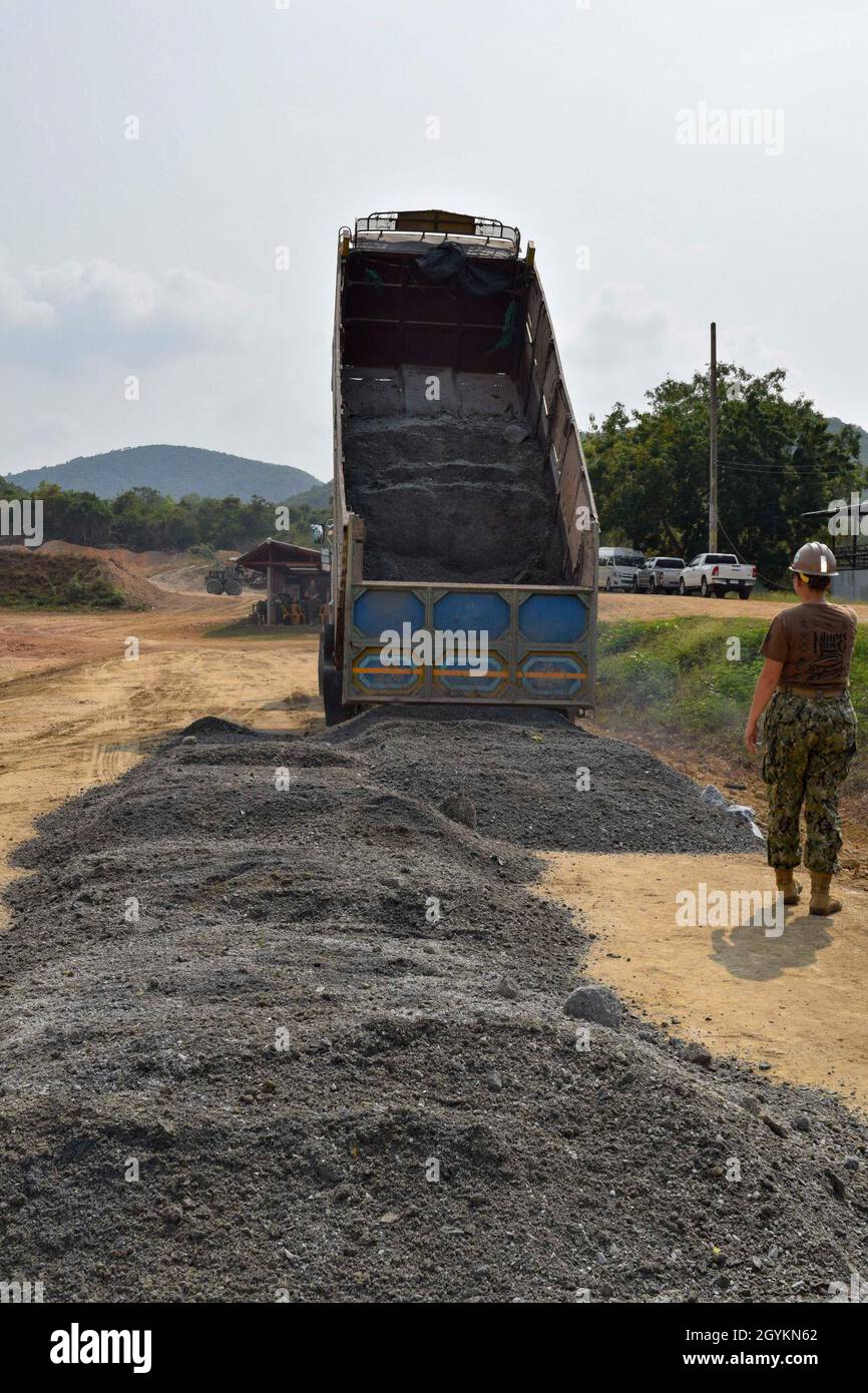 200121-N-RX815-1101 SATTAHIP, Tailandia (Gen. 21, 2020) costruttore di seconda classe Megan Pringle, con Naval Mobile Construction Battalion (NMCB) 5's Detail Thailandia, guida il conducente di dumper come si fa a cadere ghiaia in supporto se il Royal Thai Marine Corps Range subject Matter Expert Exchange progetto. Si tratta di un progetto congiunto tra i Marine Seabees degli Stati Uniti con Detail Thailand della NMCB-5, i Marines degli Stati Uniti con 9th Engineer Support Battaglione e i Royal Thai Marine Corps Engineers. L'NMCB-5 è implementato in tutta la regione dell'Indo-Pacific e conduce costruzioni di alta qualità per supportare gli Stati Uniti e le nazioni partner a rafforzarsi Foto Stock