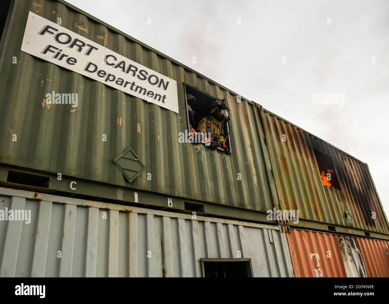 FORT CARSON, Colom. — i vigili del fuoco di Fort Carson guardano fuori da una finestra di spedizione del contenitore durante un'esercitazione di addestramento di culmine di fuoco vivo 21 gennaio 2020, al centro di addestramento dell'Accademia di fuoco di Fort Carson. (Foto di Amber Martin) Foto Stock