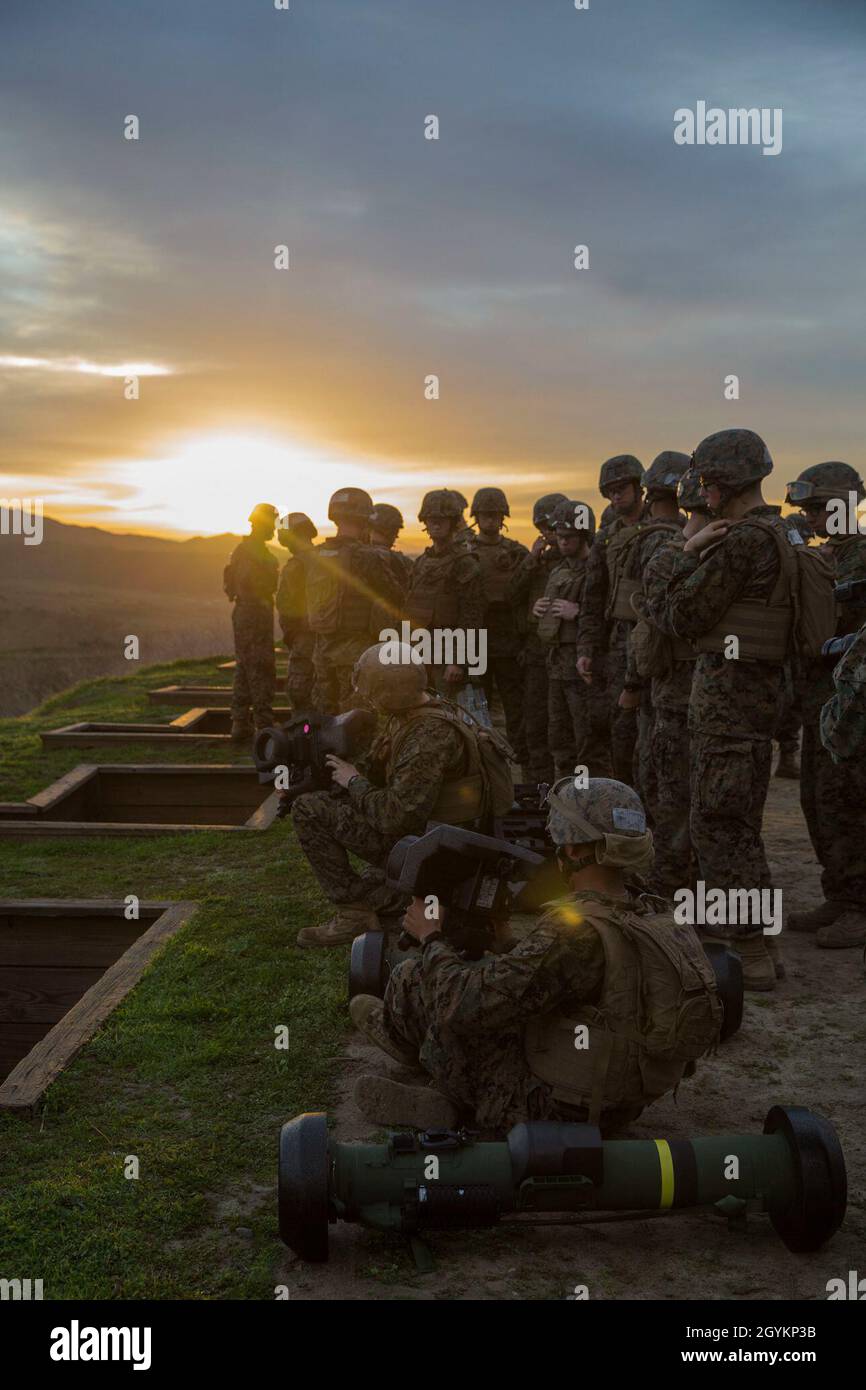 Marines degli Stati Uniti con Charlie Company, Battaglione di addestramento di fanteria, scuola di fanteria - ovest, localizzi i loro obiettivi prima di sparare un sistema missilistico guidato da Javelin M98A2 durante una dimostrazione di campo-fuoco come parte del corso di missileman anti-serbatoio a gamma 204B sul campo base del corpo Marino Pendleton, California, 22 gennaio 2020. L'ITB forma, sviluppa e certifica i Marines come fucemen, così come la loro specialità di lavoro militare primaria all'interno del campo di fanteria, prima di inviarli a far parte della forza marina della flotta. (STATI UNITI Foto del corpo marino di Lance CPL. Angela E. Wilcox) Foto Stock