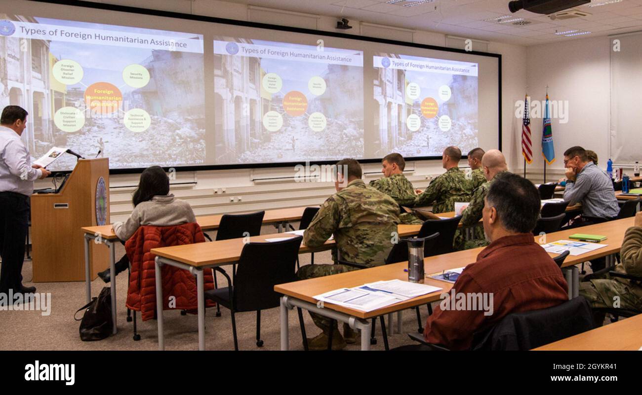 STOCCARDA, Germania— i membri del personale del comando Africa degli Stati Uniti ricevono una formazione sui diversi tipi di assistenza straniera al corso di formazione per la risposta all'assistenza umanitaria, presso la caserma di Kelley, il 22 gennaio 23. Il corso di due giorni è stato concepito per preparare la forza lavoro dell'AFRICOM a rispondere in modo più efficace durante le missioni di assistenza umanitaria a guida civile e di risposta alle catastrofi all'estero. (STATI UNITI Foto dell'esercito dello staff Sgt. Flor Gonzalez/rilasciato) Foto Stock