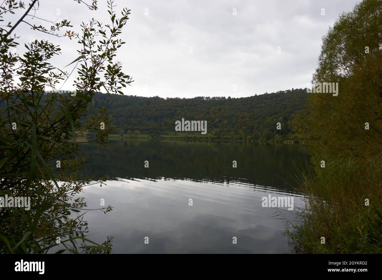 Foto di un lago cratere, maar in autunno in germania Foto Stock