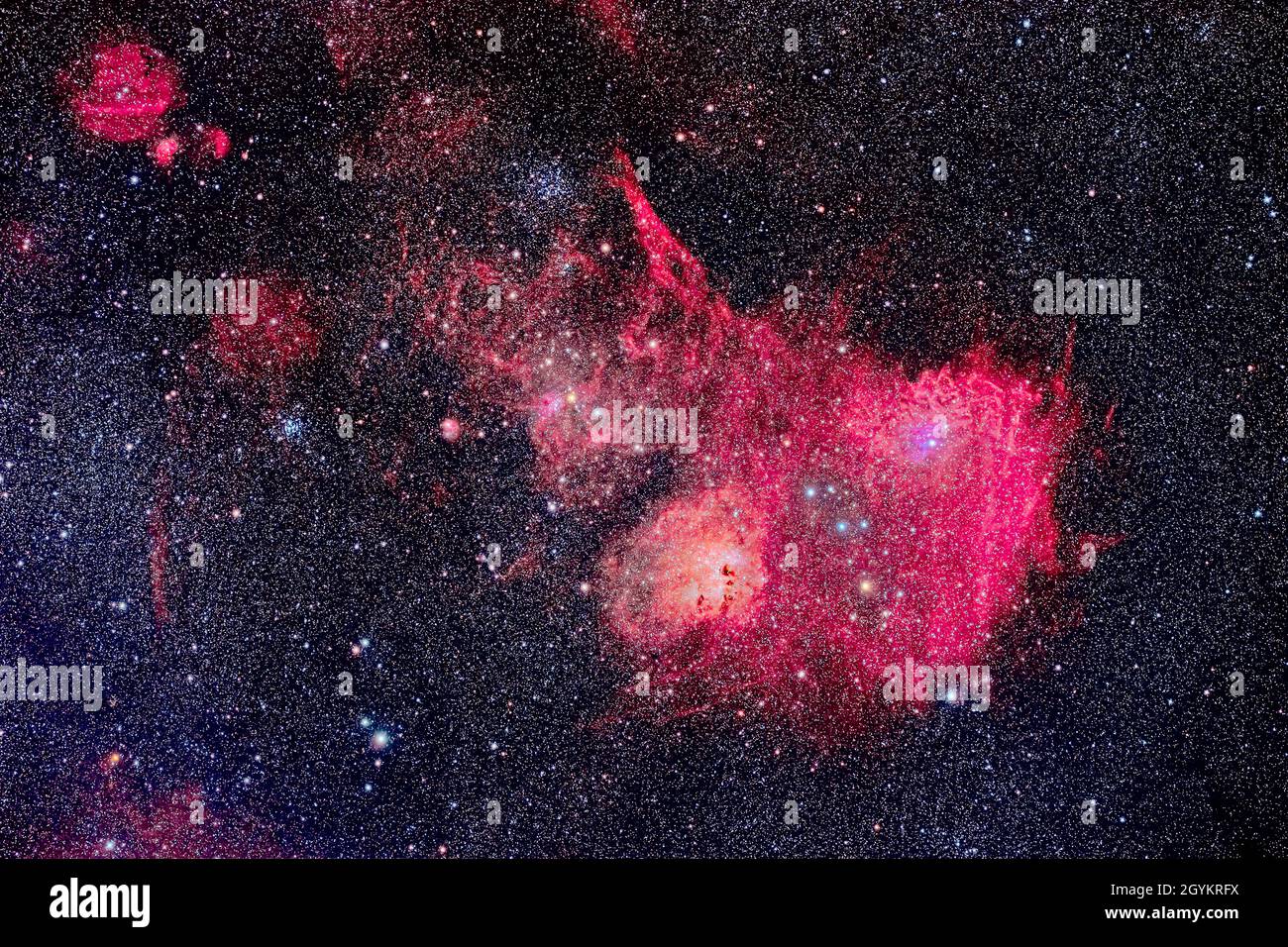 Si tratta di un ritratto delle principali nebulose incandescenti tra i grappoli stellari nel centro di Auriga, il Charioteer. La nebulosa principale a destra è il Neb della stella di Flaming Foto Stock
