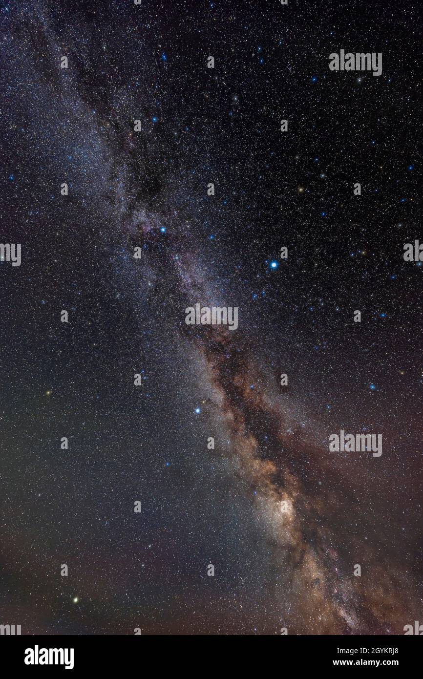 Un'immagine molto ampia della Via lattea dell'estate settentrionale da Cefeo (in alto) a Serpens (in basso), con al centro le stelle del Triangolo estivo. La b Foto Stock