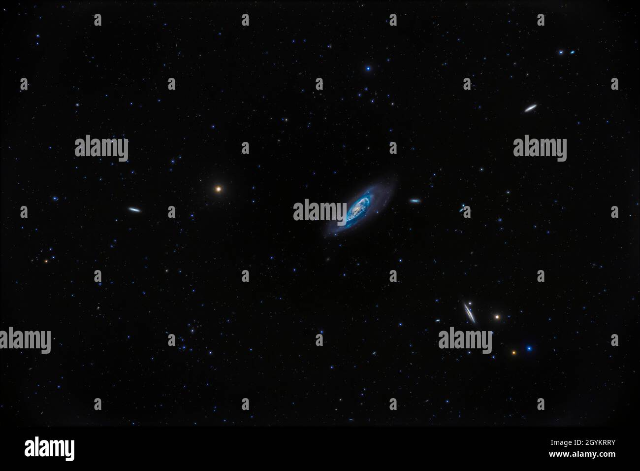 La grande e luminosa galassia Messier (M) 106, a Canes Venatici nel cielo primaverile settentrionale. Questo è un esempio di una galassia a spirale accompagnata da ma Foto Stock