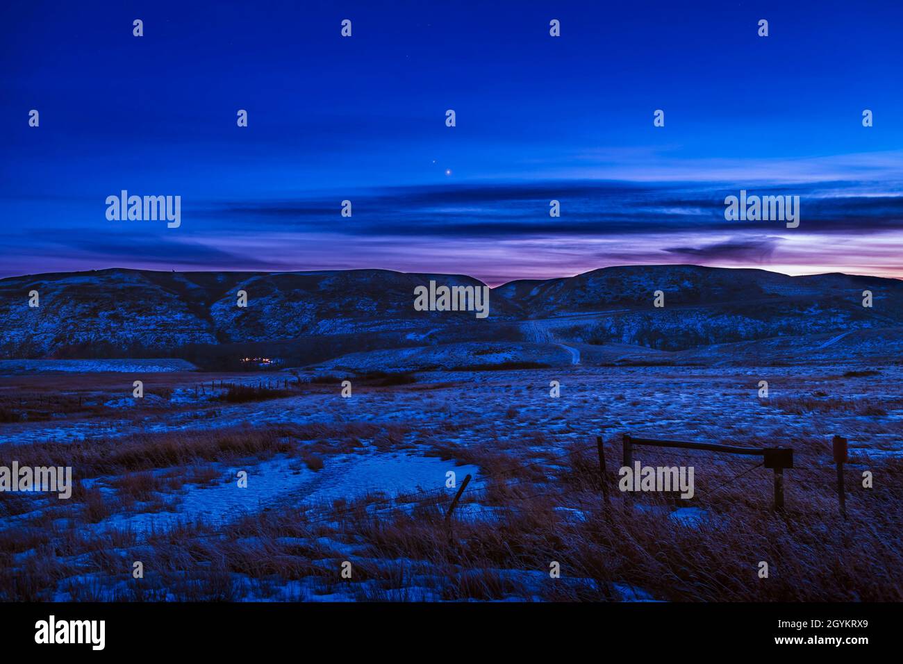 Giove e Saturno si avvicinano al loro 21 dicembre 2020 Grande congiunzione, con questa immagine presa il 10 dicembre 2020 dalla valle del fiume Red Deer, a nord di Dru Foto Stock