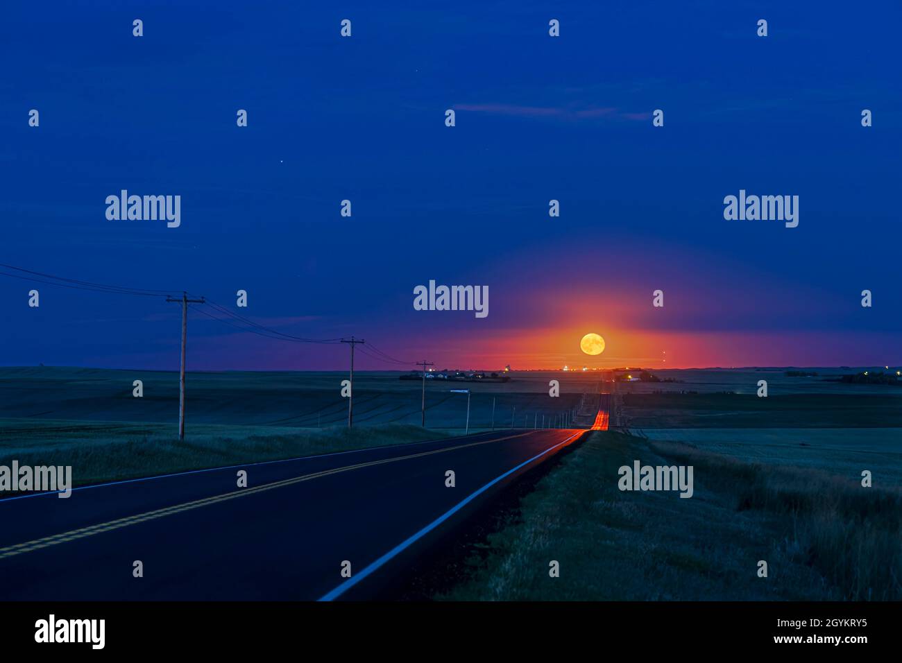 Moonrise vicino all'equinozio di settembre, in questo caso la sera del 21 settembre 2021, che è stata la sera prima del giorno dell'equinozio di quest'anno, Whi Foto Stock