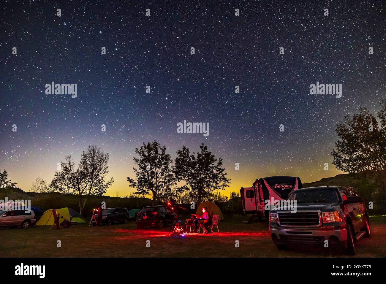 Un osservatore ad un telescopio Schmidt-Cassegrain all'Alberta Star Party, 3-4 settembre 2021, nella Starland County Recreation Area sul Red Deer R. Foto Stock