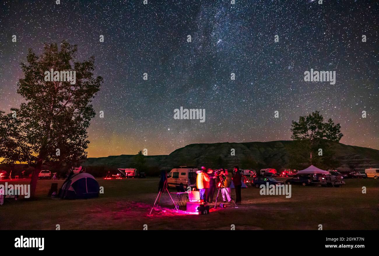 Gruppo presso un telescopio Schmidt-Cassegrain all'Alberta Star Party, 3-4 settembre 2021, nella Starland County Recreation Area sul fiume Red Deer Foto Stock