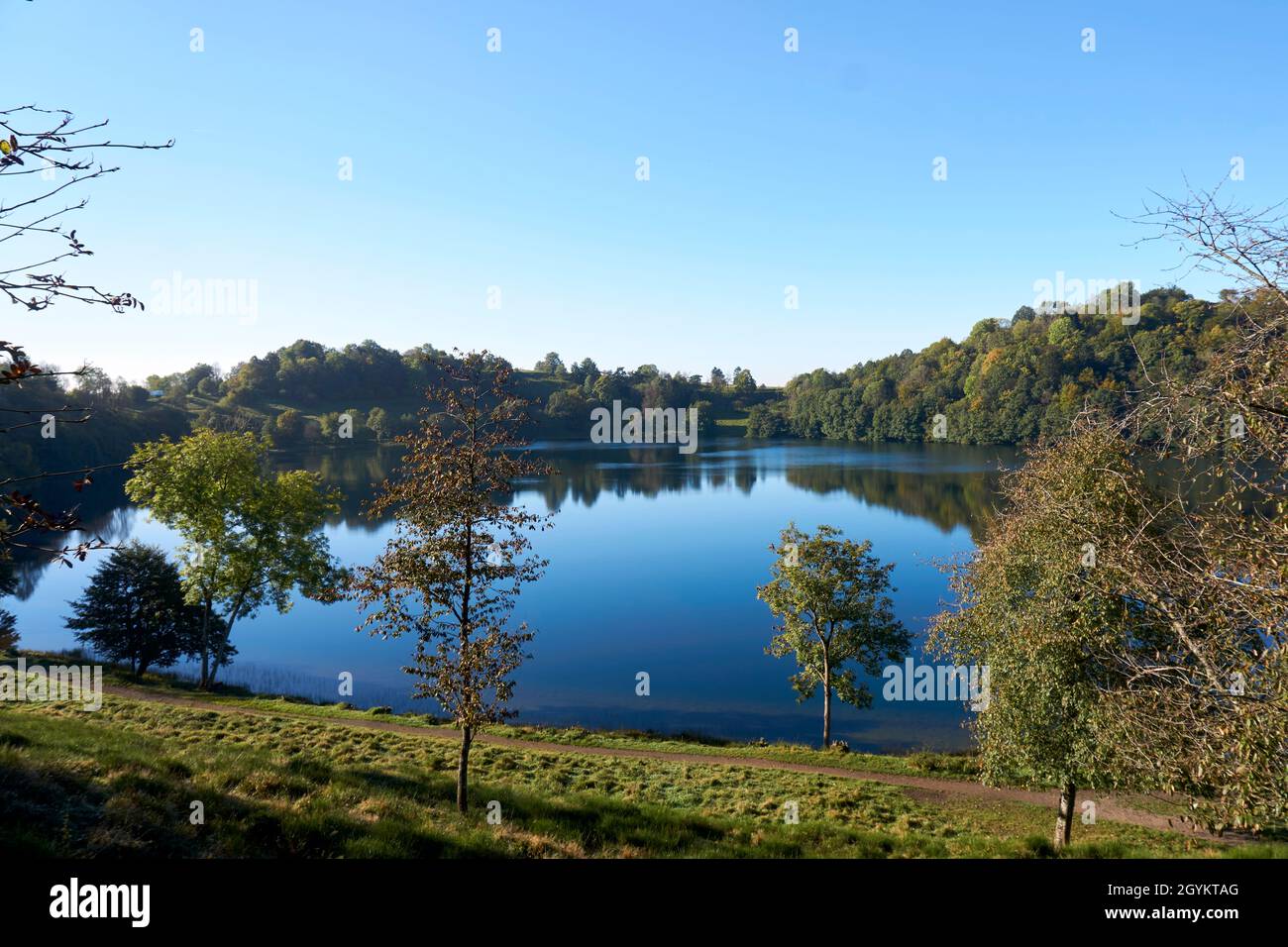 Foto di un lago cratere, maar in autunno in germania Foto Stock