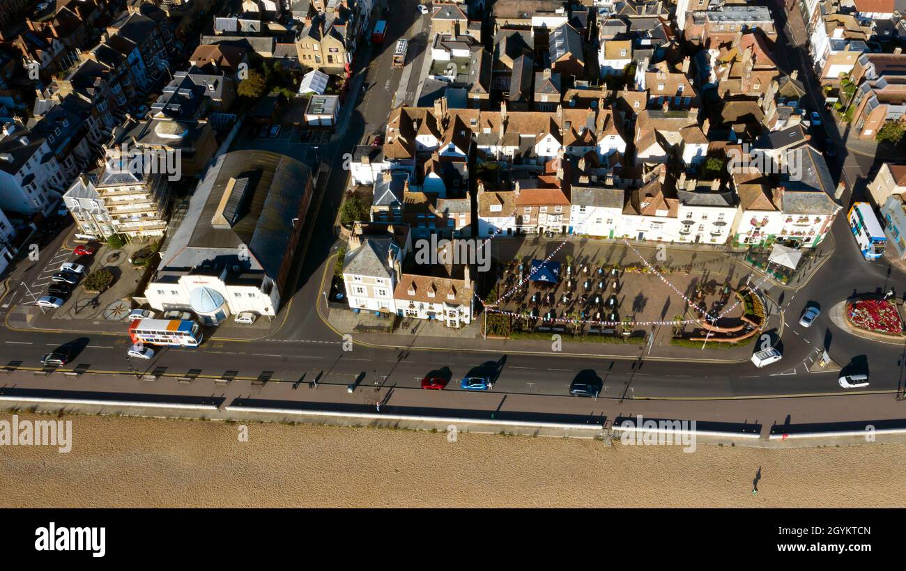 Primo piano, vista aerea del Deal Seafront, che mostra il Port Arms, il Museo della Torre di Time Ball e il Regent Foto Stock