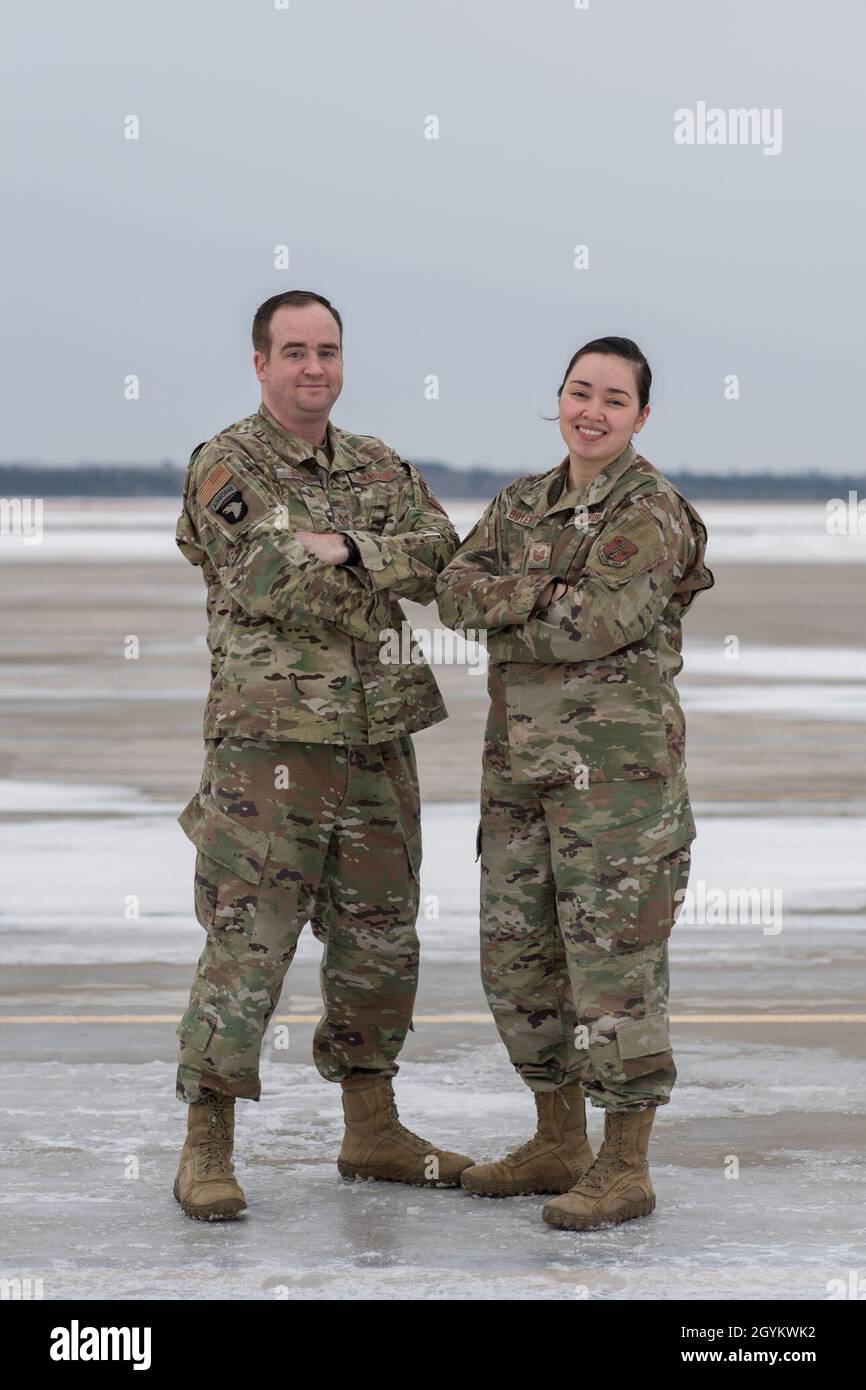 Tecnologia. SGT. Patty Boyer e Tech. SGT. Rick Boyer si incontrò per la prima volta al Northern Strike 2015, si sposò nel 2017, e Patty partorì il loro primo figlio nel 2018. "Se non fosse per lo sciopero settentrionale, non saremmo dove siamo oggi." Ora lavorano insieme nella Michigan Air National Guard all'Alpena Combat Readiness Training Center (CRTC), Michigan Sgt. Patty Boyer lavora in Cyber Systems Operations, nel Live Mission Operations Capability Node. SGT. Rick Boyer è un istruttore JTAC (Joint Terminal Attack Controller) che lavora presso la gamma Grayling Air Gunnery collegata ad Alpena CRTC. Questa settimana lo sono Foto Stock