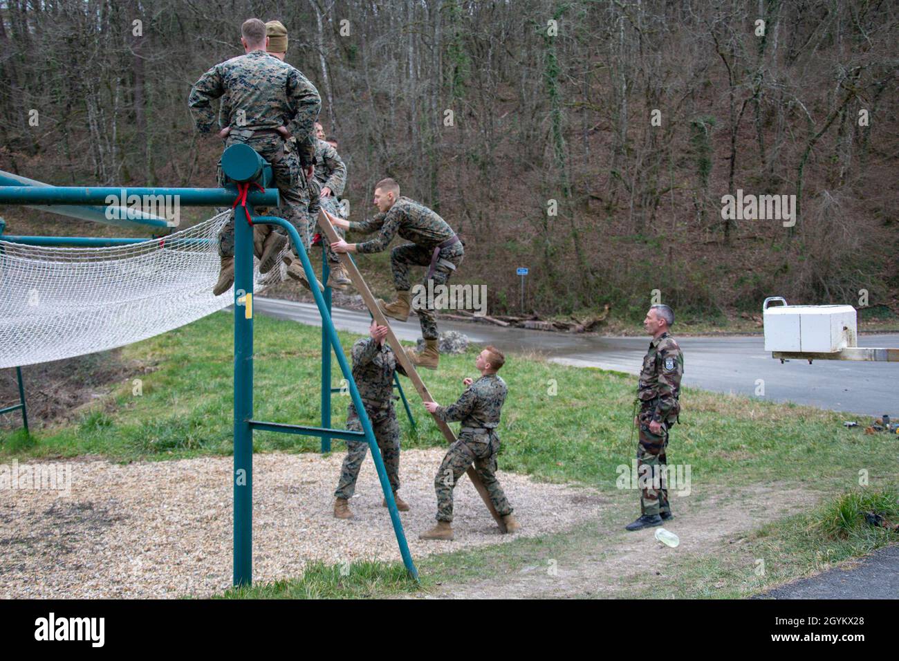 Marines degli Stati Uniti con Special Purpose Marine Air-Ground Task Force-Crisis Response-Africa 20.1, Marine Forces Europe e Africa, si aiutano a vicenda a salire un ostacolo durante l'esercizio Buffalo a Saint-Astier, Francia, 23 gennaio 2020. L'esercizio si è ampliato sulla partnership esistente tra la National Gendarmerie, ha sostenuto la formazione combinata e ha esplorato le future opportunità di coinvolgimento. SPMAGTF-CR-AF è stato implementato per condurre operazioni di risposta alle crisi e di sicurezza teatrale in Africa e promuovere la stabilità regionale attraverso esercizi di addestramento da militare a militare in tutta Europa e Africa. (STATI UNITI Foto Stock