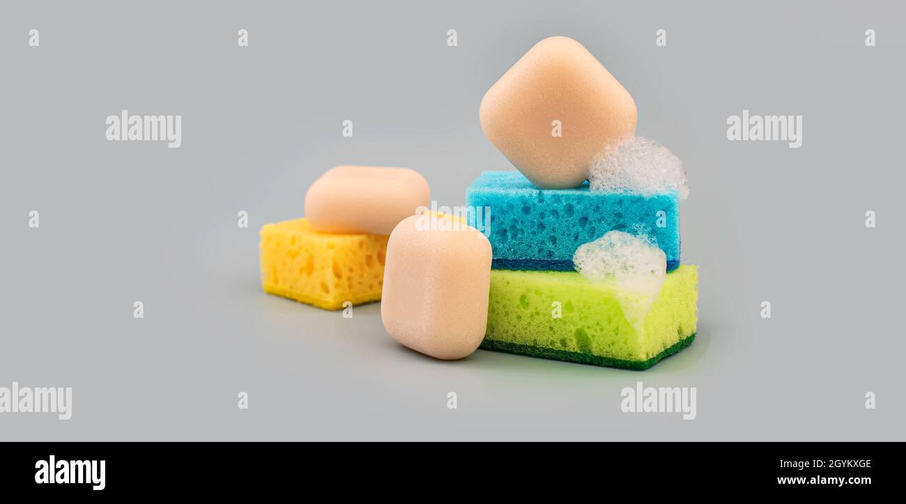 Zero rifiuti casa cucina concetto di pulizia. Spugne colorate spugna per lavastoviglie, sapone eco-sicuro. Pulizia concetto di casa. Spazio per il testo. Foto Stock