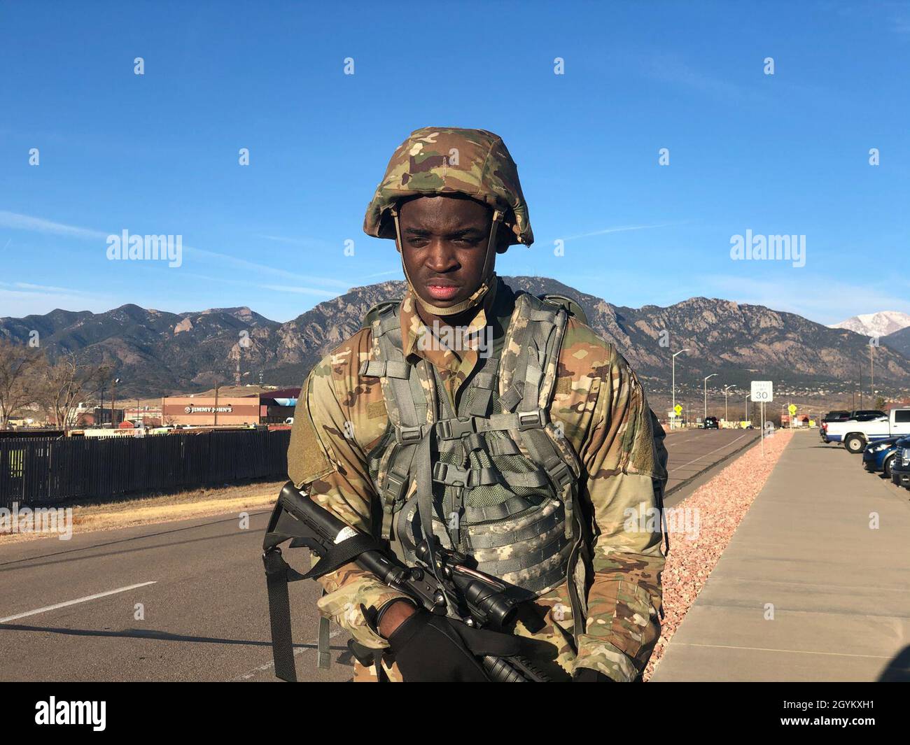 PFC. Ashton vuoto spinge attraverso gli ultimi cento iarde del suo 12 miglia ruck a Fort Carson, Colorado, 24 gennaio 2020. Vuoto completato il ruck con un tempo di 3 ore e 10 minuti. (STATI UNITI Esercito foto di SPC Robert Vicens) Foto Stock