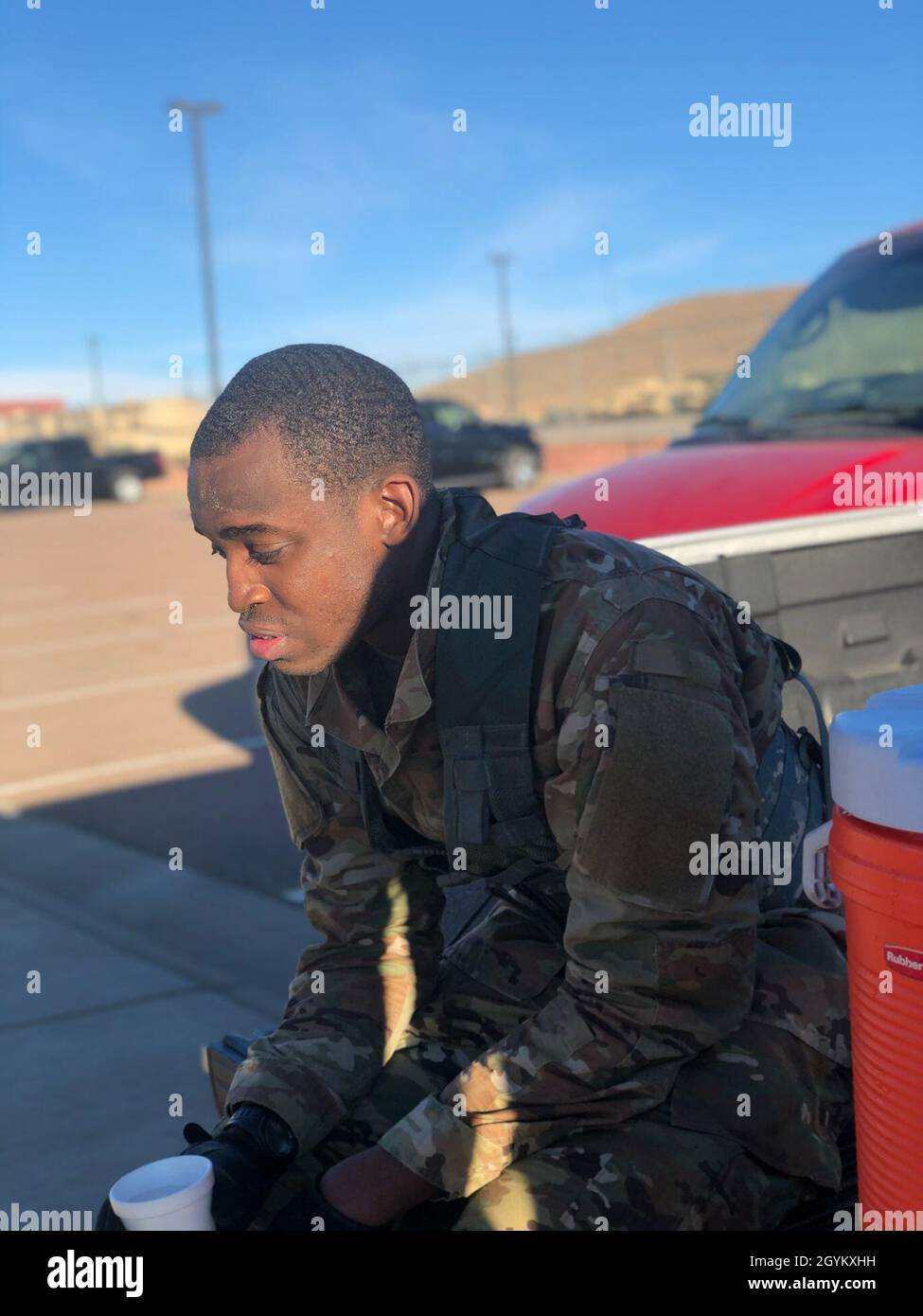 PFC. Ashton vuoto spinge attraverso gli ultimi cento iarde del suo 12 miglia ruck a Fort Carson, Colorado gennaio 24,2020. Vuoto completato il ruck con un tempo di 3 ore e 10 minuti. (STATI UNITI Esercito foto di SPC Robert Vicens) Foto Stock