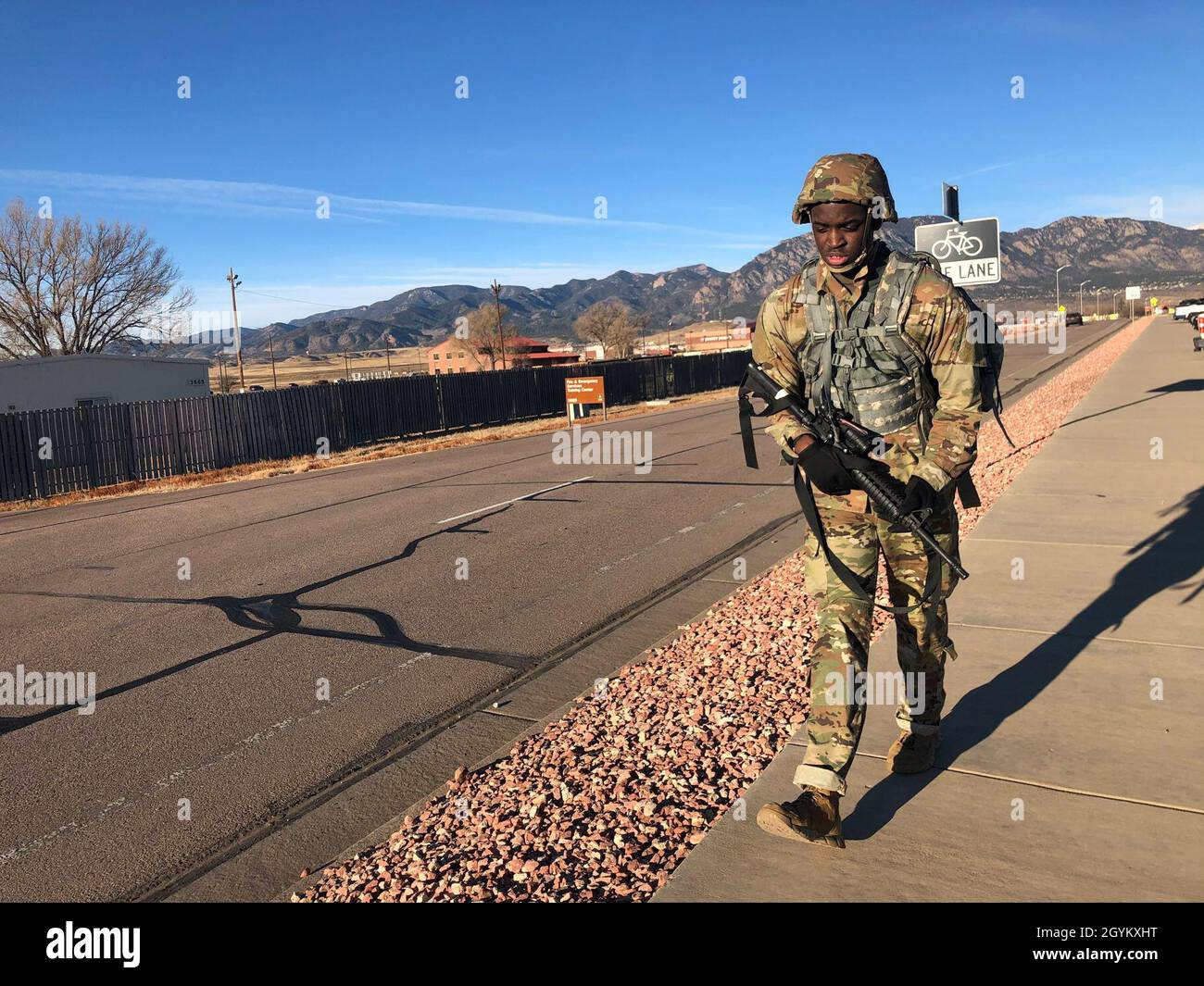 PFC. Ashton vuoto spinge attraverso gli ultimi cento iarde del suo 12 miglia ruck a Fort Carson, Colorado, 24 gennaio 2020. Vuoto completato il ruck con un tempo di 3 ore e 10 minuti. (Foto dell'esercito degli Stati Uniti di SPC Robert Vicens) Foto Stock