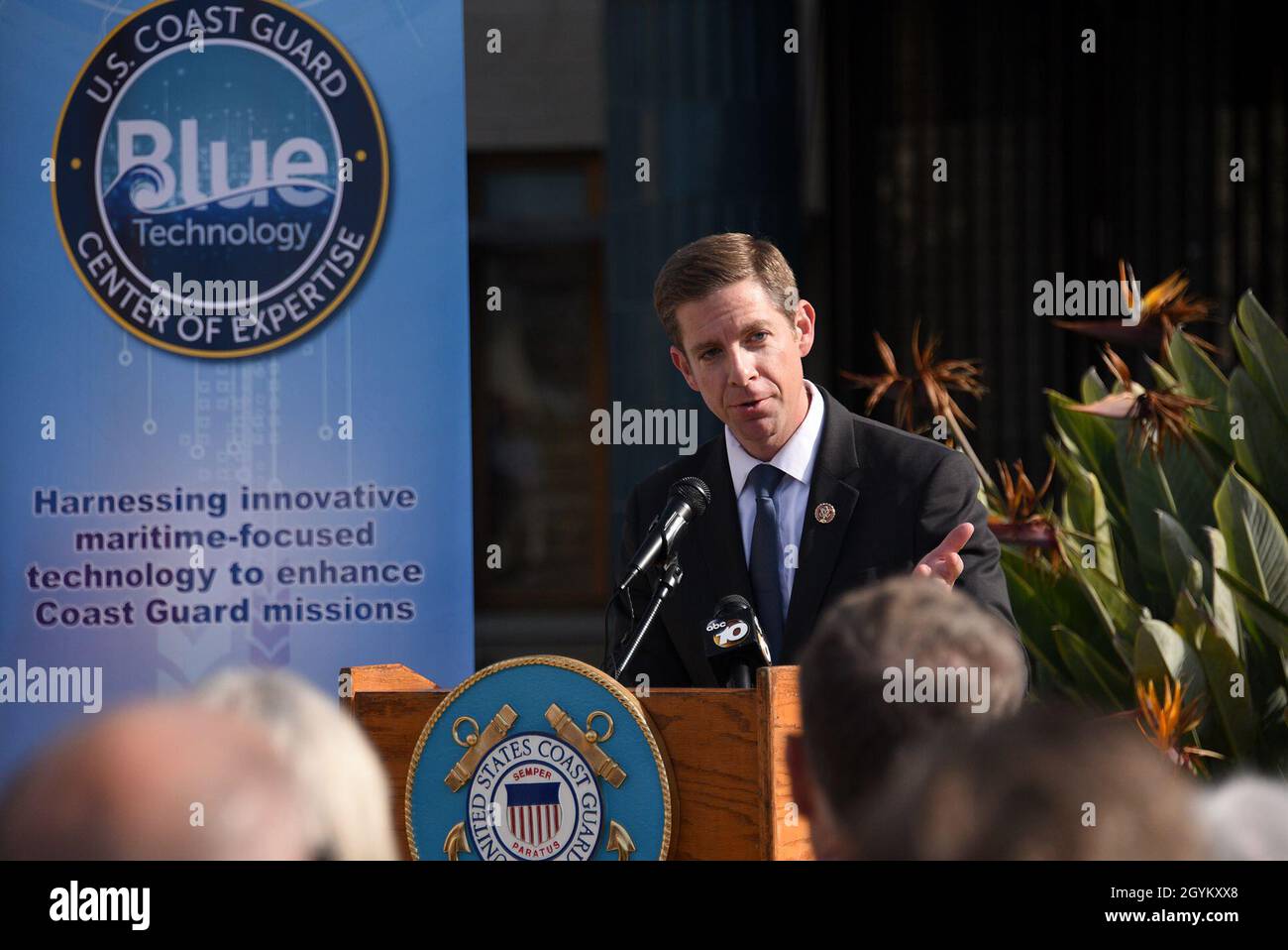 Il Rep. Mike Levin parla durante una cerimonia di taglio del nastro alla Scripps Institution of Oceanography all'università della California San Diego il 24 gennaio 2020. La Guardia Costiera ha concluso un accordo con la Scripps Institution of Oceanography per stabilire il Blue Technology Center of Expertise, che offrirà opportunità per una rapida identificazione e integrazione delle nuove tecnologie blu nelle attuali capacità della Guardia Costiera. (Foto della Guardia Costiera di Petty ufficiale prima classe Patrick Kelley.) Foto Stock