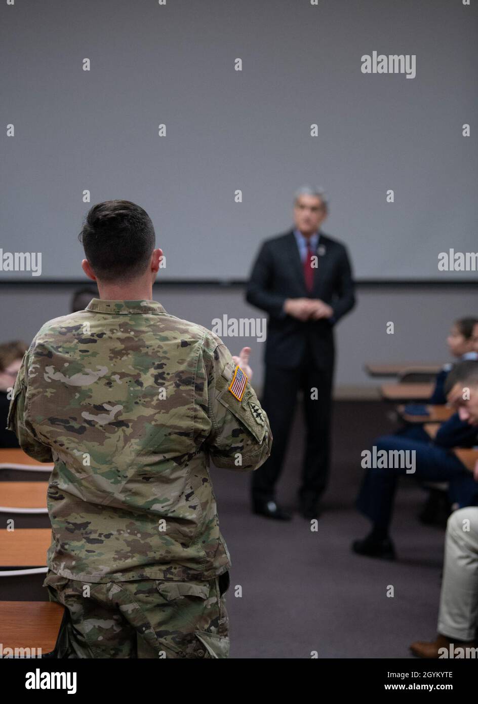 John Churchill, professore assistente di scienza militare, corpo di addestramento dell'ufficiale della riserva dell'esercito, chiede a Kelly McKeague, direttore, Agenzia contabile POW/mia di difesa (DPAA), una domanda durante un briefing per i cadetti AFROTC dall'università di Las Vegas, Nevada, gennaio 24, 2020. DPAA ha presentato le esclusive capacità di DPAA, spiegando al contempo l'importanza delle missioni condotte in tutto il mondo. La missione della DPAA è quella di fornire la contabilità più completa possibile del personale mancante alle loro famiglie e alla nazione. (STATI UNITI Foto dell'esercito dello staff Sgt. Michael o’Neal) Foto Stock