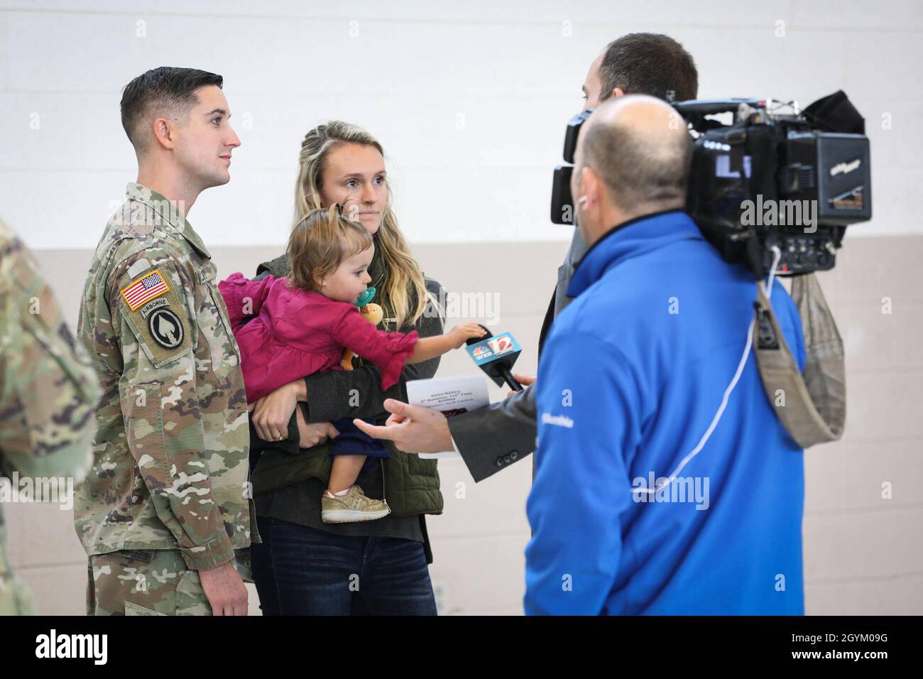 Esercito degli Stati Uniti Sgt. Charles Scott, assegnato a Alpha Battery, 5° Battaglione, 113° Regiment artiglieria di campo, e la sua famiglia, conducono un'intervista durante la cerimonia di benvenuto della sua unità a casa in un'armeria, Greensboro, North Carolina, 24 gennaio 2020. Alpha Battery è tornato di recente da un'implementazione in Medio Oriente a supporto di Sentinel di Operation Freedom. (STATI UNITI Guardia Nazionale dell'esercito foto di Sgt. Jamar Marcel Pugh, 382° distaccamento/rilascio degli affari pubblici) Foto Stock