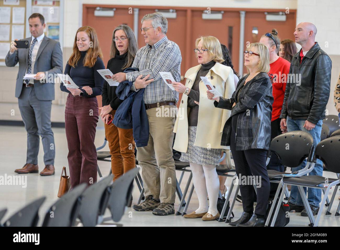 La famiglia e gli amici di Alpha Battery, 5th Battaglione, 113th Field Artillery Regiment, partecipano alla cerimonia di benvenuto dell’unità presso un’armeria, Greensboro, North Carolina, 24 gennaio 2020. Alpha Battery è tornato di recente da un'implementazione in Medio Oriente a supporto di Sentinel di Operation Freedom. (STATI UNITI Guardia Nazionale dell'esercito foto di Sgt. Jamar Marcel Pugh, 382° distaccamento/rilascio degli affari pubblici) Foto Stock