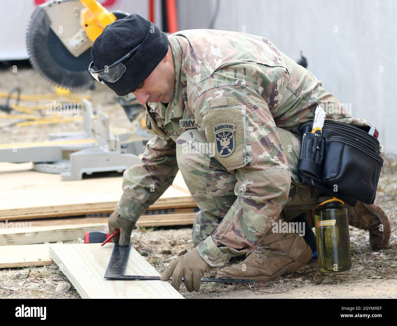 Un soldato assegnato all'esercito degli Stati Uniti John F. Kennedy Special Warfare Center and School che è nel corso di sergente dell'ingegnere delle forze speciali misura un bordo durante l'addestramento di costruzione al complesso di Yarborough a Fort Bragg, Carolina del Nord 24 gennaio 2020. I soldati sono stati addestrati in tecniche e procedure di costruzione militare di base; demolizioni di base e intermedie; ordinanze inesplose/rimozione improvvisata di dispositivi esplosivi; analisi e interdizione bersaglio; e pianificazione della missione. (STATI UNITI Esercito foto di K. Kassens) Foto Stock