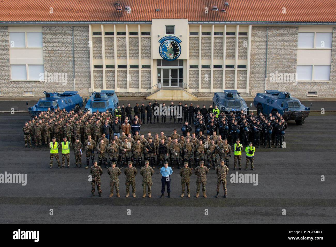 I Marines USA con Special Purpose Marine Air-Ground Task Force-Crisis Response-Africa 20.1, Marine Forces Europe and Africa, posano per una foto di gruppo con la Gendarmerie francese durante l'esercizio Buffalo a Saint-Astier, Francia, 24 gennaio 2020. L'esercizio si è ampliato sulla partnership esistente tra la National Gendarmerie, ha sostenuto la formazione combinata e ha esplorato le future opportunità di coinvolgimento. SPMAGTF-CR-AF è utilizzato per condurre operazioni di risposta alle crisi e di sicurezza teatrale in Africa e promuovere la stabilità regionale attraverso esercizi di addestramento militari-militari in tutta Europa A. Foto Stock