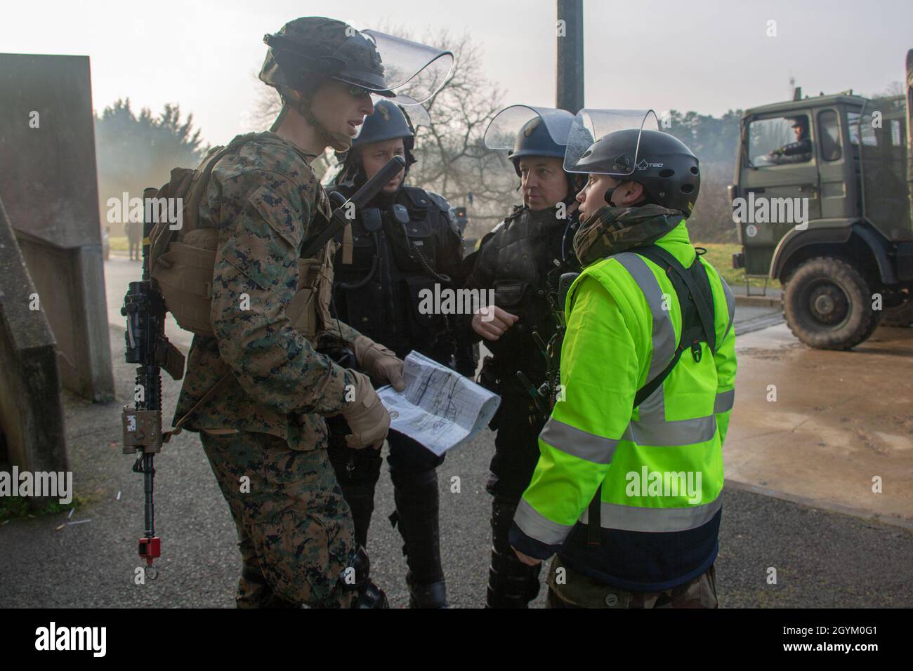 Una Marina statunitense con Special Purpose Marine Air-Ground Task Force-Crisis Response-Africa 20.1, Marine Forces Europe and Africa, coordina le procedure di pianificazione con i membri della Gendarmerie francese durante l'esercizio Buffalo a Saint-Astier, Francia, 24 gennaio 2020. L'esercizio si è ampliato sulla partnership esistente tra la National Gendarmerie, ha sostenuto la formazione combinata e ha esplorato le future opportunità di coinvolgimento. SPMAGTF-CR-AF è utilizzato per condurre operazioni di risposta alle crisi e di sicurezza teatrale in Africa e promuovere la stabilità regionale attraverso l'esercizio di addestramento militare-militare Foto Stock