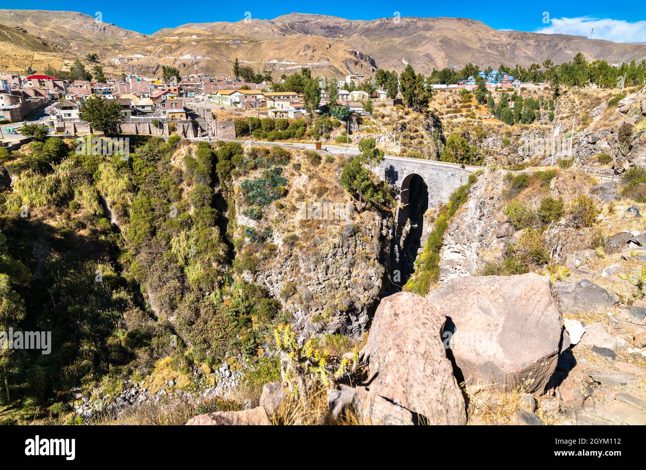 Il ponte Inca attraversa il fiume Colca a Chivay, in Perù Foto Stock
