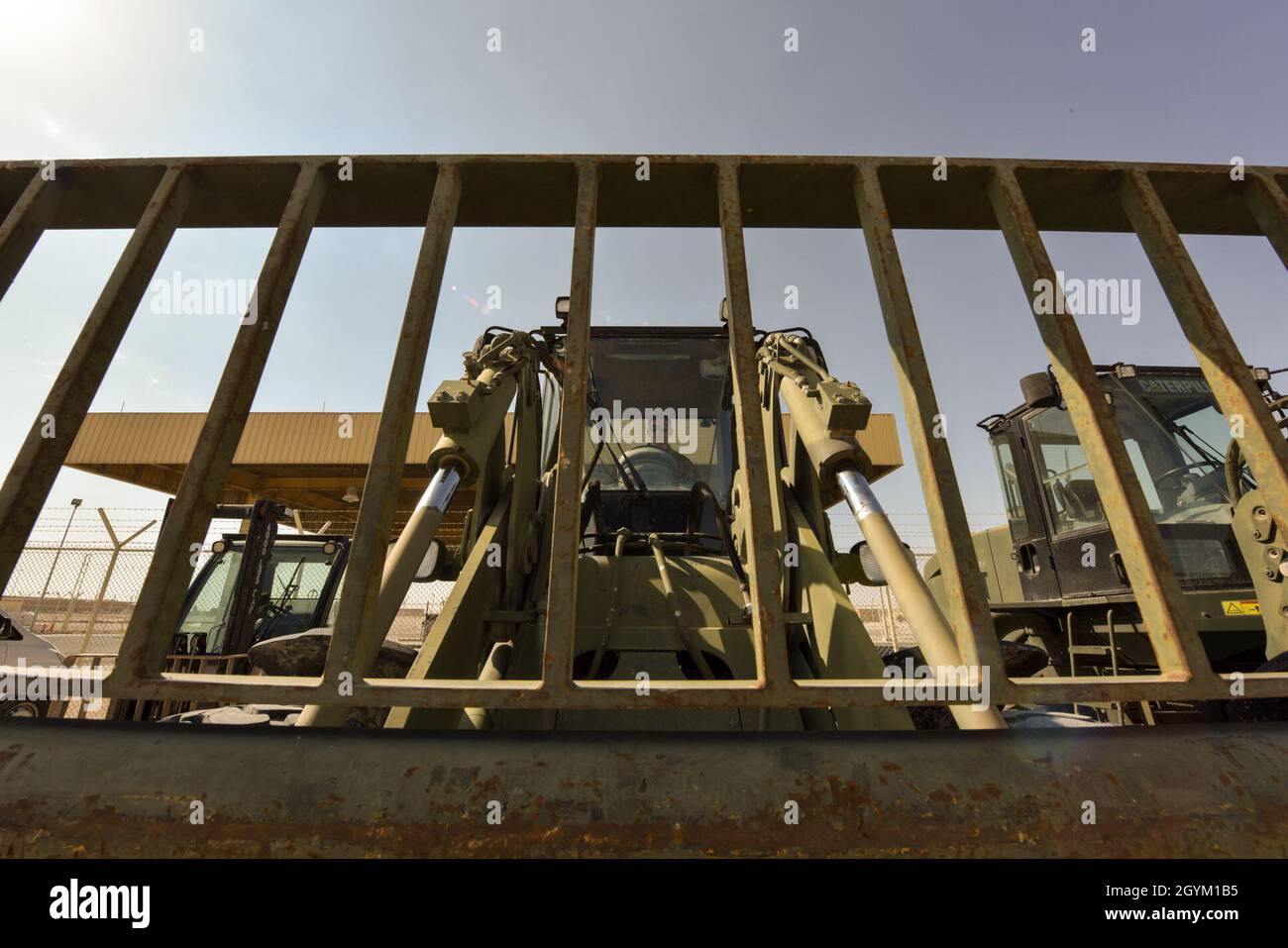 Senior Airman Jeffrey Cleveland, un operatore di veicoli con il 379° Squadrone Expeditionary Logistics Readiness, gestisce un carrello elevatore 10K All-Terrain durante uno scenario di addestramento alla base aerea di al Udeid, Qatar il 24 gennaio 2020. L'ELRS 379 utilizza carrelli elevatori per supportare le operazioni di carico e costruzione in AUAB. (STATI UNITI Air Force foto di Tech. SGT. John Wilkes) Foto Stock