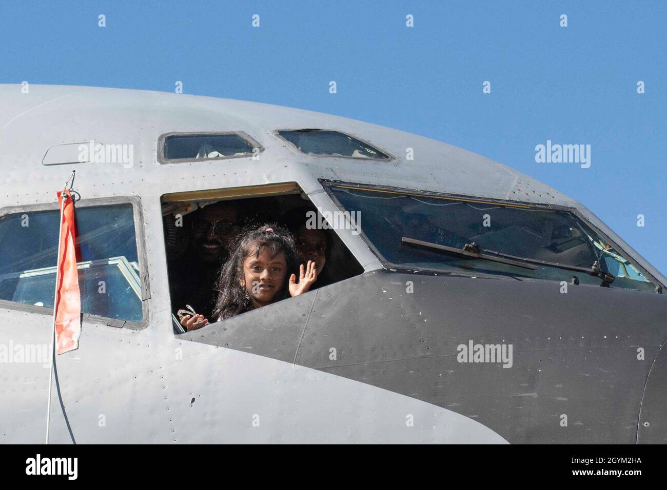 Una giovane ragazza che partecipa al Aerospace and Aviation Day guarda la finestra di un KC-135 Stratotanker assegnato alla 97a Air Mobility Wing, Altus Air Force base, Okla., 25 gennaio 2020, presso l'aeroporto internazionale di Orlando Sanford, Fl. partecipando a questo evento, i giovani aviatori hanno avuto l'opportunità unica nella vita di esplorare le possibilità di una carriera nel settore dell'aviazione. (STATI UNITI Air Force foto di Airman 1° classe Breanna Klemm) Foto Stock