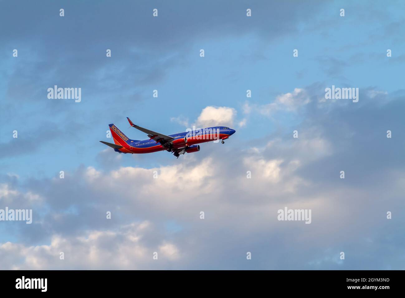 Santa Ana, CA, USA – 11 agosto 2021: Cielo nuvoloso quando l'aereo Southwest Airlines si avvicina per atterrare all'aeroporto John Wayne di Santa Ana, California. Foto Stock