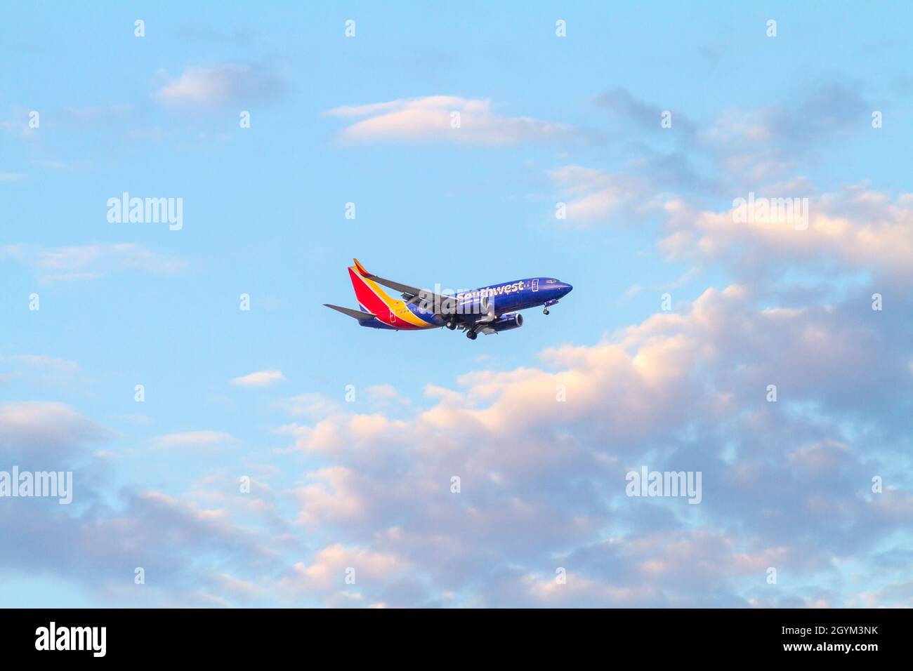 Santa Ana, CA, USA – 11 agosto 2021: Aereo Southwest Airlines che vola sul cielo di Santa Ana, California, per atterrare all'aeroporto John Wayne in Foto Stock